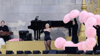 Cérémonie d’ouverture des Jeux Olympiques : Lady Gaga interprète la chanson « Mon truc en plumes » en français