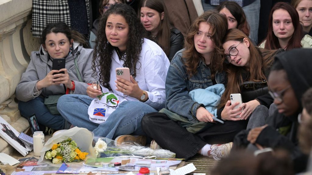 A Paris, hommage des fans au chanteur Liam Payne qui a marqué leur enfance