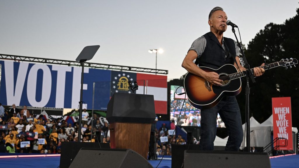 Bruce Springsteen chante pour Kamala Harris et attaque Trump lors du rassemblement du candidat démocrate