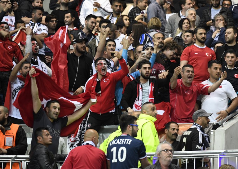 Besiktas : les supporters turcs augmentent la pression à Lyon