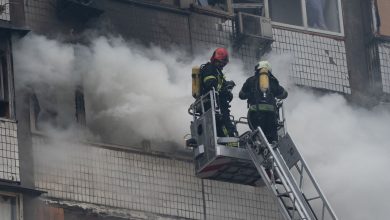 une tour résidentielle touchée par une frappe de drone à Kiev, selon le maire