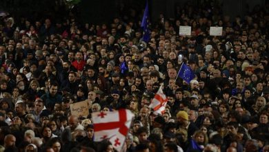 Après des élections parlementaires contestées en Géorgie, des milliers de manifestants se rassemblent à Tbilissi pour dénoncer le résultat