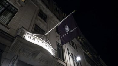 l’enquête se poursuit avec des perquisitions et des interrogatoires du personnel de Bank Hotel