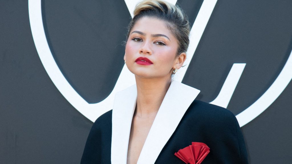 Zendaya presque nue, elle ose la robe découpée