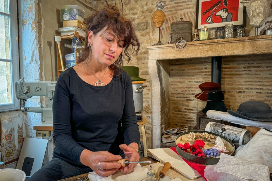 Le chapeau, un accessoire intemporel pour Isabelle Gauthier, chapelière et modiste en Saône-et-Loire