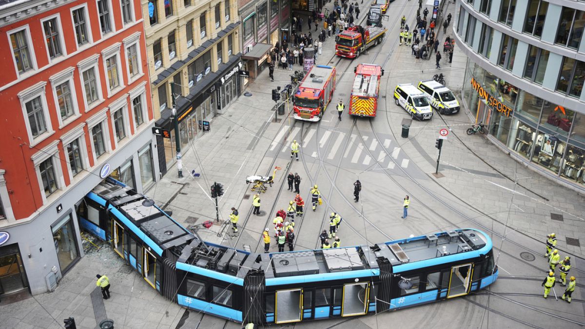 Vidéo. Aucun commentaire. Un tramway déraille à Olso, en Norvège, et s’écrase dans un magasin