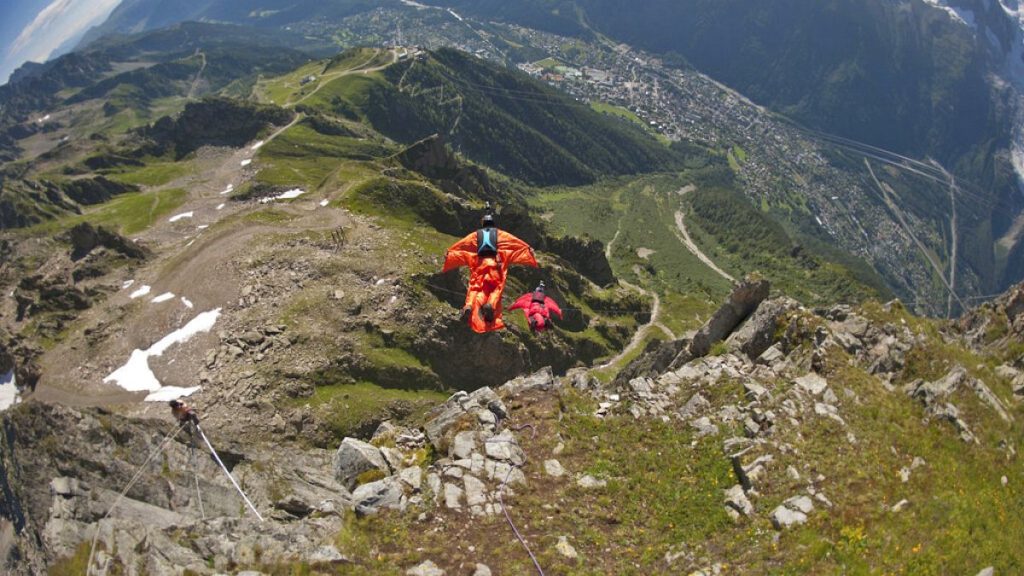 Vidéo. Aucun commentaire. Une Wingsuit révolutionnaire repousse les limites du vol humain