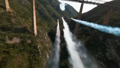 Vidéo. Aucun commentaire. Des avions cascadeurs volent à l’envers sous le plus haut pont ferroviaire d’Europe