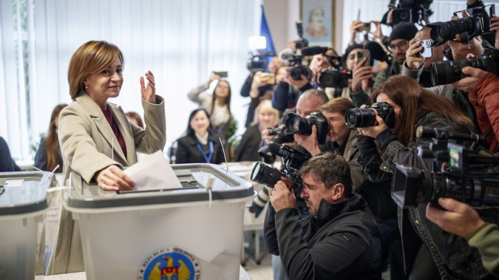 Les Moldaves placent la présidente Maia Sandu en tête du scrutin. Le référendum européen est incertain