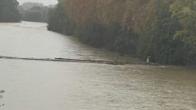 PHOTO – Un piéton sur une passerelle dans le secteur de Sommières alors que le Gard est en alerte jaune