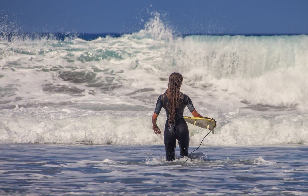 Un surfeur italien de 36 ans meurt empalé par un espadon en Indonésie