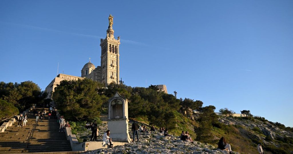 deux individus s’introduisent par effraction dans la basilique Notre-Dame de la Garde et volent le contenu des offrandes