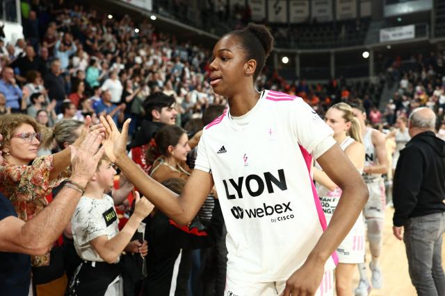 Dominique Malonga (Asvel) première Française à dunk en match officiel