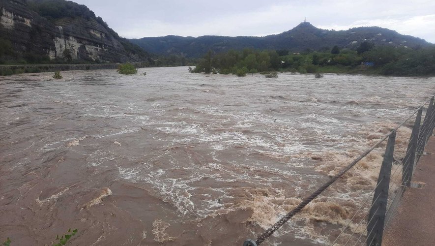 Un trou se forme sur la route après des inondations en Ardèche : une femme s’en approche, tombe dedans et se suicide