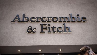 Les mannequins recrutés devaient assister à des fêtes, prendre de la drogue et du Viagra : l’ancien PDG de la marque Abercrombie & Fitch inculpé pour trafic sexuel