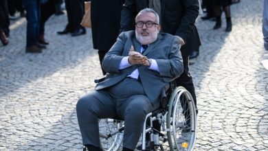 « C’est quoi ça » : Dominique Farrugia moqué par une hôtesse au sol à Orly à cause de son fauteuil roulant