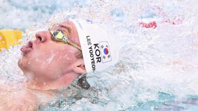 Léon Marchand à la Coupe du monde de natation : pourquoi le nageur star porte la casquette des autres athlètes lors des épreuves