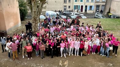 Pour Octobre Rose, les étudiants de Carcassonne se rassemblent en hommage à une enseignante décédée des suites d’un cancer