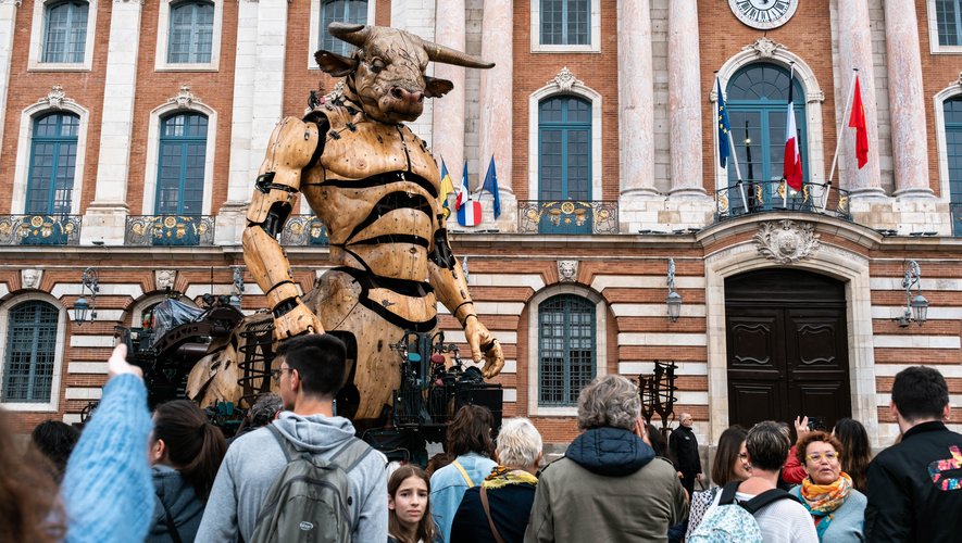 DIRECT. Spectacle La Machine à Toulouse : Astérion le minotaure et Lilith la femme scorpion dans un jeu de séduction, suivez le spectacle