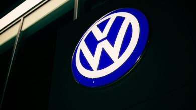 Fermetures d’usines, dizaines de milliers d’emplois menacés, baisse de salaire des salariés… Face à la crise, Volkswagen présente un « plan social historique »