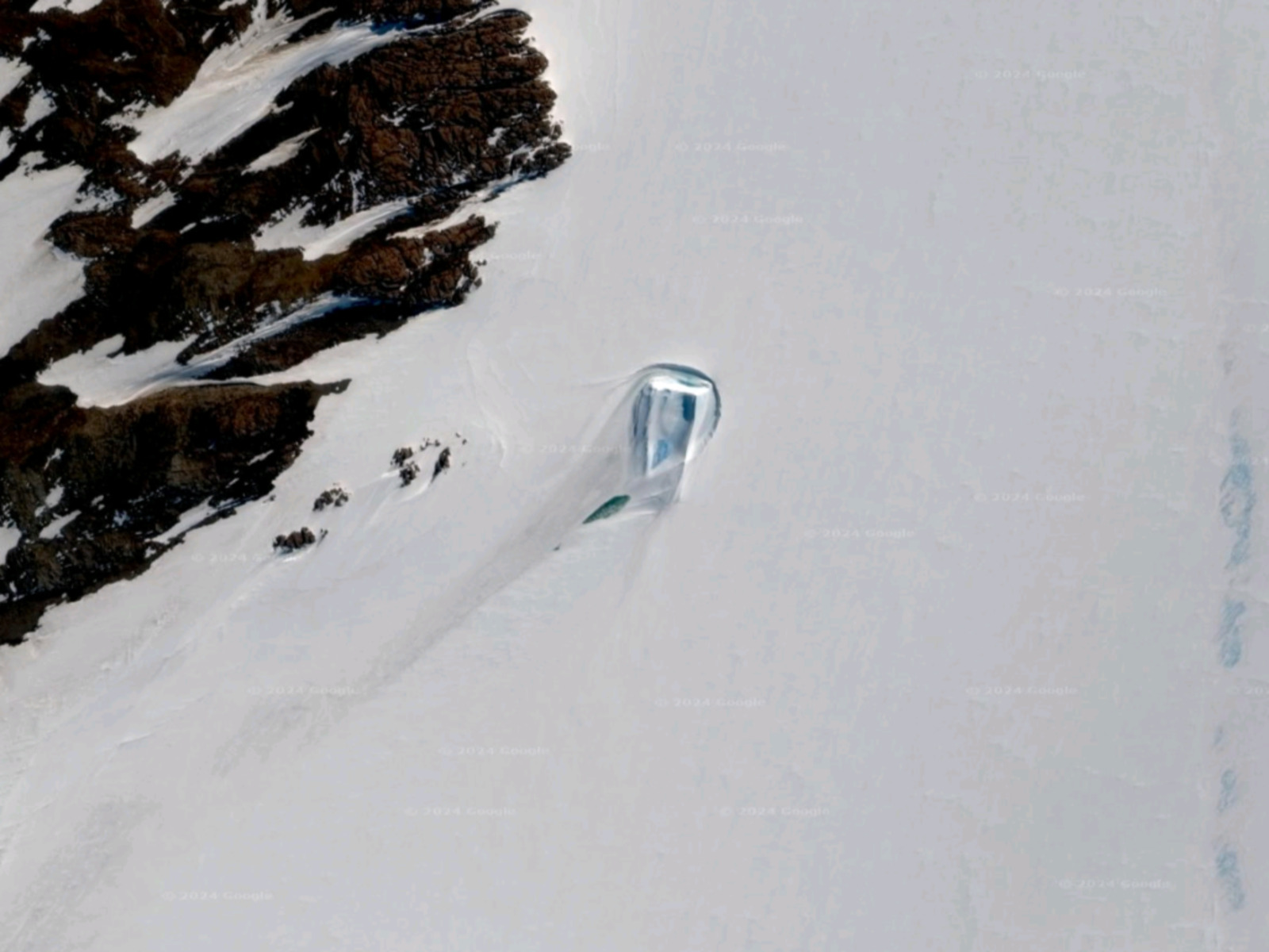 Une mystérieuse « porte géante » repérée sur Google Maps dans les glaciers de l’Antarctique