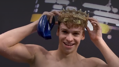 VIDÉO. Léon Marchand à la Coupe du monde de natation : couronne d’or sur la tête, le nageur star entre dans l’histoire du 100 m 4 nages