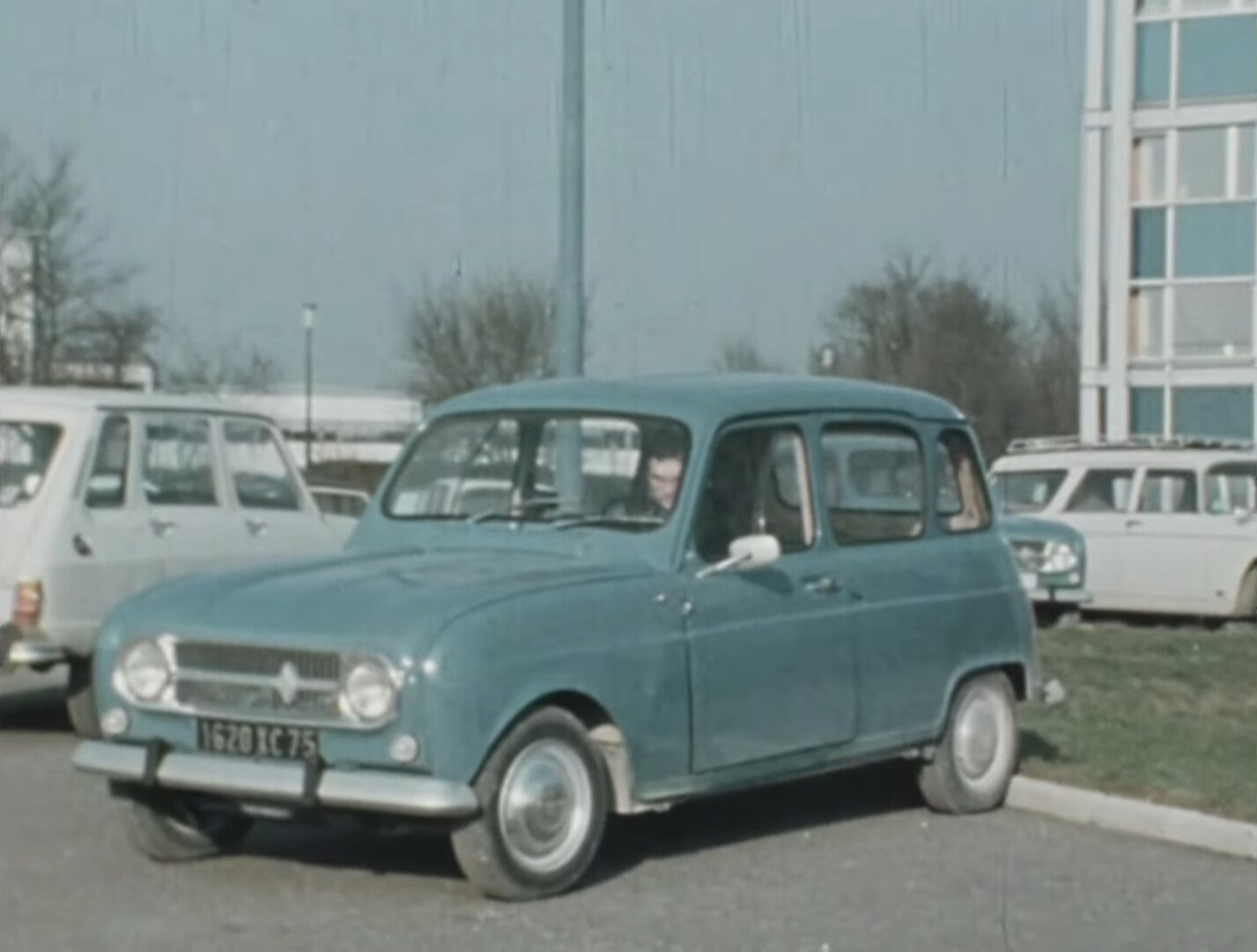 La Renault 4L électrique existait déjà en 1972 et elle n’a presque (ou presque) rien à voir avec celle de 2024