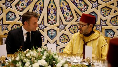 Pour la presse algérienne, la visite d’Emmanuel Macron au Maroc risque de « couper définitivement le fil d’Ariane qui le tient encore à Alger »