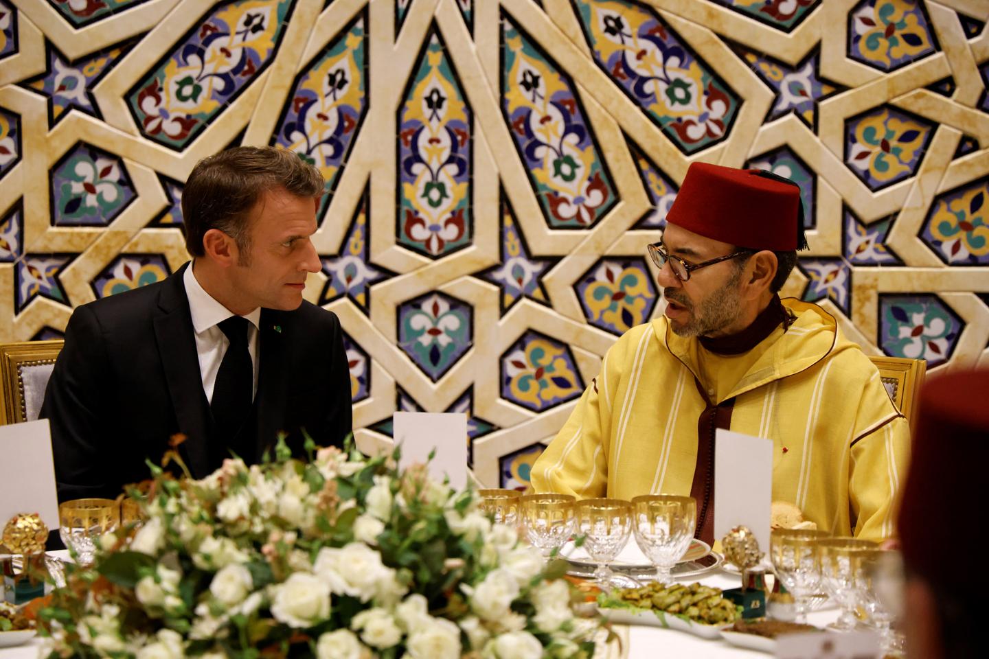 Pour la presse algérienne, la visite d’Emmanuel Macron au Maroc risque de « couper définitivement le fil d’Ariane qui le tient encore à Alger »