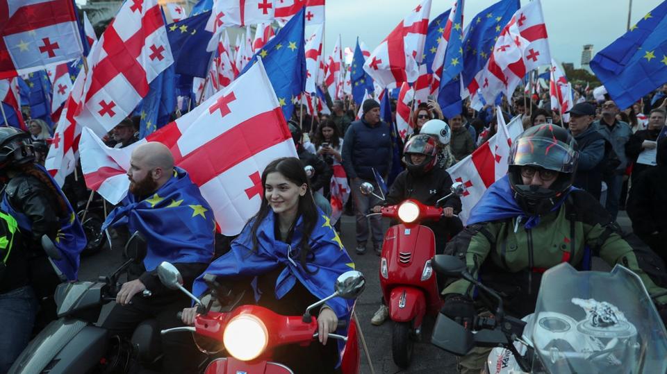 les électeurs choisissent ce samedi entre l’UE et la Russie