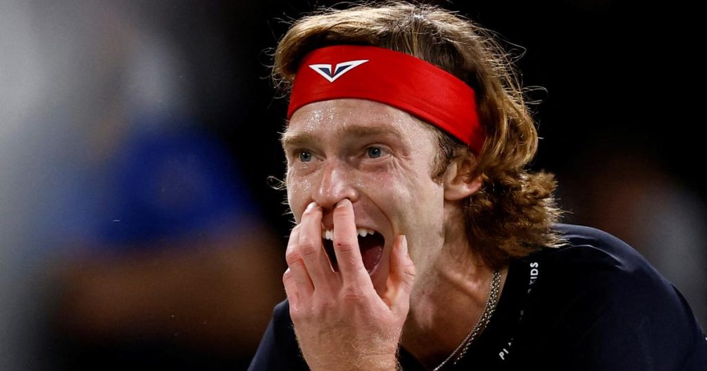 ivre de colère, Andreï Rublev se fracasse le genou avec sa raquette