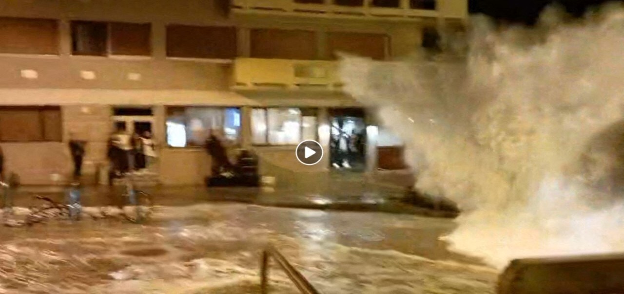 VIDÉO. Une vague emporte les spectateurs lors des grandes marées à Saint-Malo