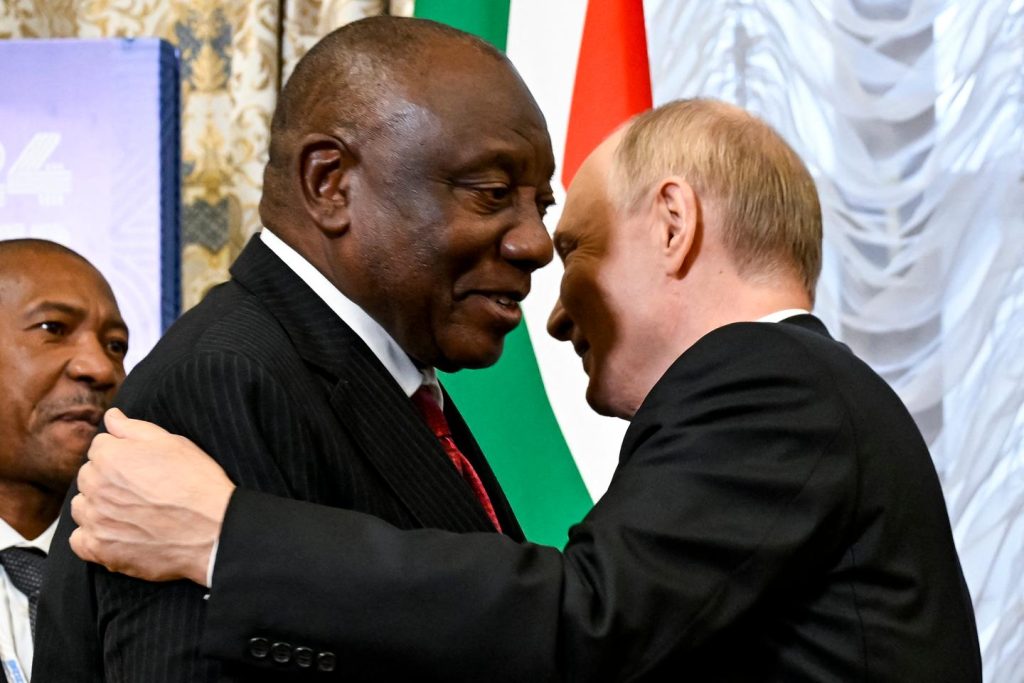 Au sommet des BRICS, le président sud-africain Cyril Ramaphosa qualifie la Russie d' »ami précieux »