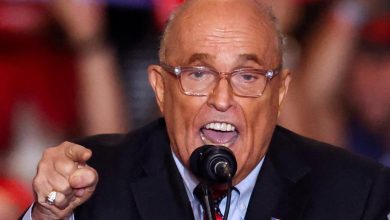 La justice ordonne à Rudy Giuliani, reconnu coupable de diffamation, de se séparer de ses biens