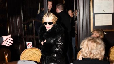 Madonna vue en train de quitter un restaurant parisien avec des lunettes noires, une robe transparente et un manteau en cuir