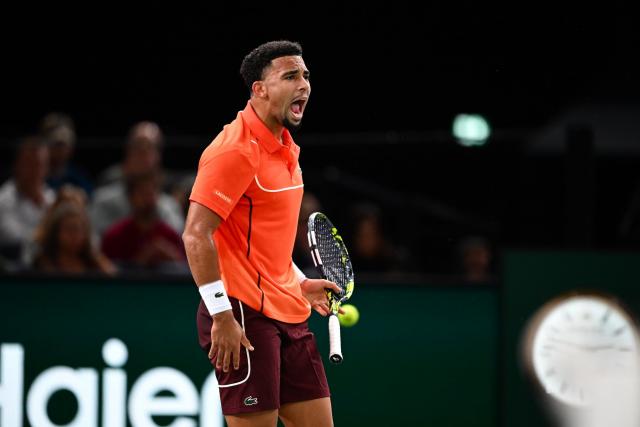 Arthur Fils maîtrise Jan-Lennard Struff au deuxième tour du Rolex Paris Masters