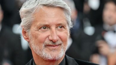 « Je n’ai pas l’impression de briser une ligne morale » : Antoine de Caunes assume sa fidélité à Canal+ malgré l’arrivée de Vincent Bolloré