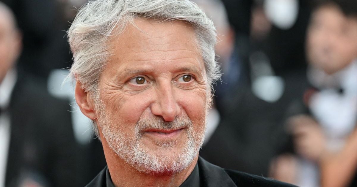 « Je n’ai pas l’impression de briser une ligne morale » : Antoine de Caunes assume sa fidélité à Canal+ malgré l’arrivée de Vincent Bolloré