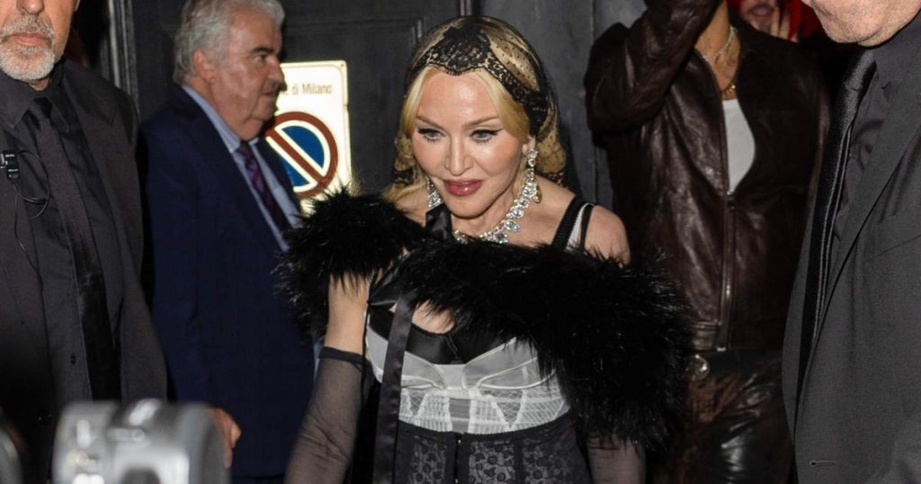 Nue sous ses diamants, Madonna se montre en train de dîner sur Instagram