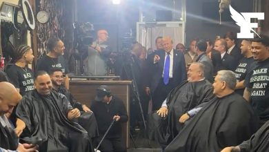 Avant le dîner de charité d’Al Smith, Donald Trump s’entretient avec les coiffeurs et les clients d’un salon de coiffure du Bronx