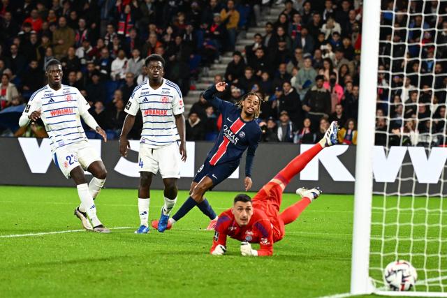 Fort d’un Barcola infernal, le PSG s’impose face à Strasbourg et reprend la tête de la Ligue 1