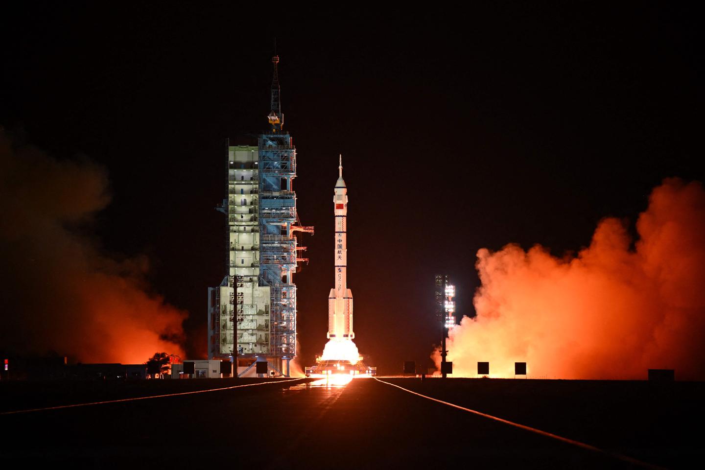 La Chine envoie trois astronautes à la station spatiale Tiangong