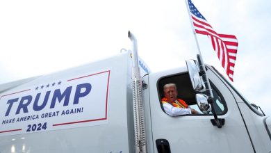 Donald Trump apparaît à bord d’un camion poubelle