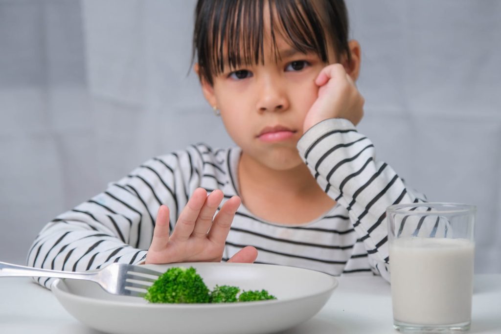 Enfant difficile avec la nourriture ? La science révèle enfin pourquoi et transmet un message aux parents