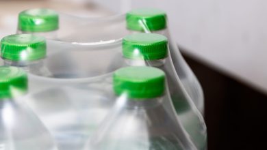 Combien de temps faut-il conserver une bouteille d’eau en plastique ouverte ? Le délai est très court