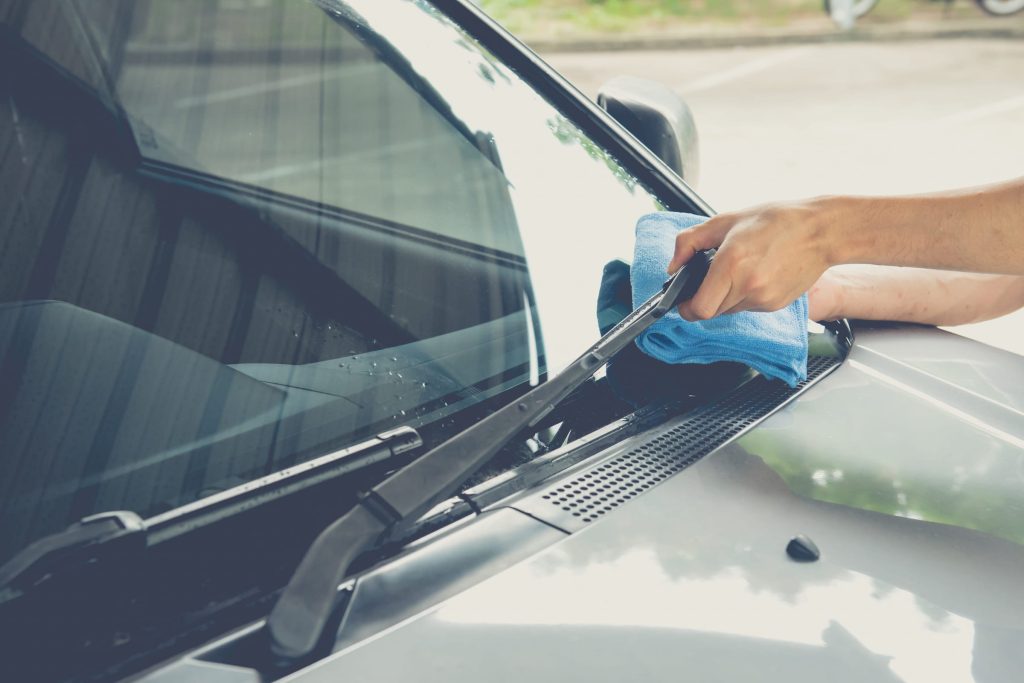 Cette astuce méconnue est infaillible pour avoir un pare-brise impeccable