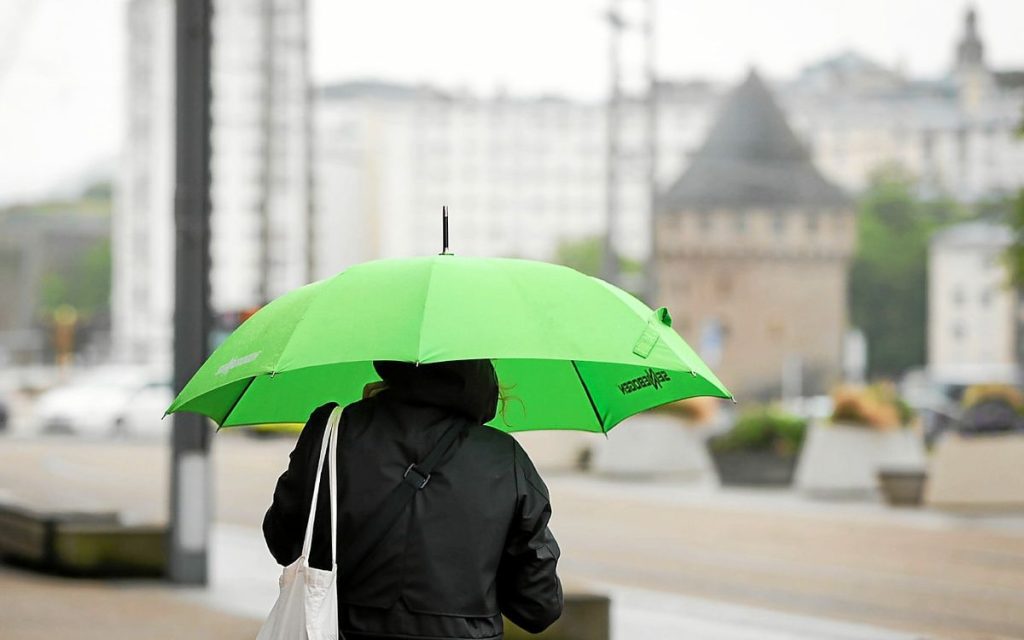 Fortes pluies en Bretagne : « Une perturbation qui se déplace comme un crabe et qui peine à progresser »