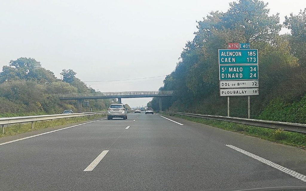 Passager d’une voiture tué par un bloc de béton projeté depuis un pont dans les Côtes-d’Armor : quels sont les auteurs en danger ?