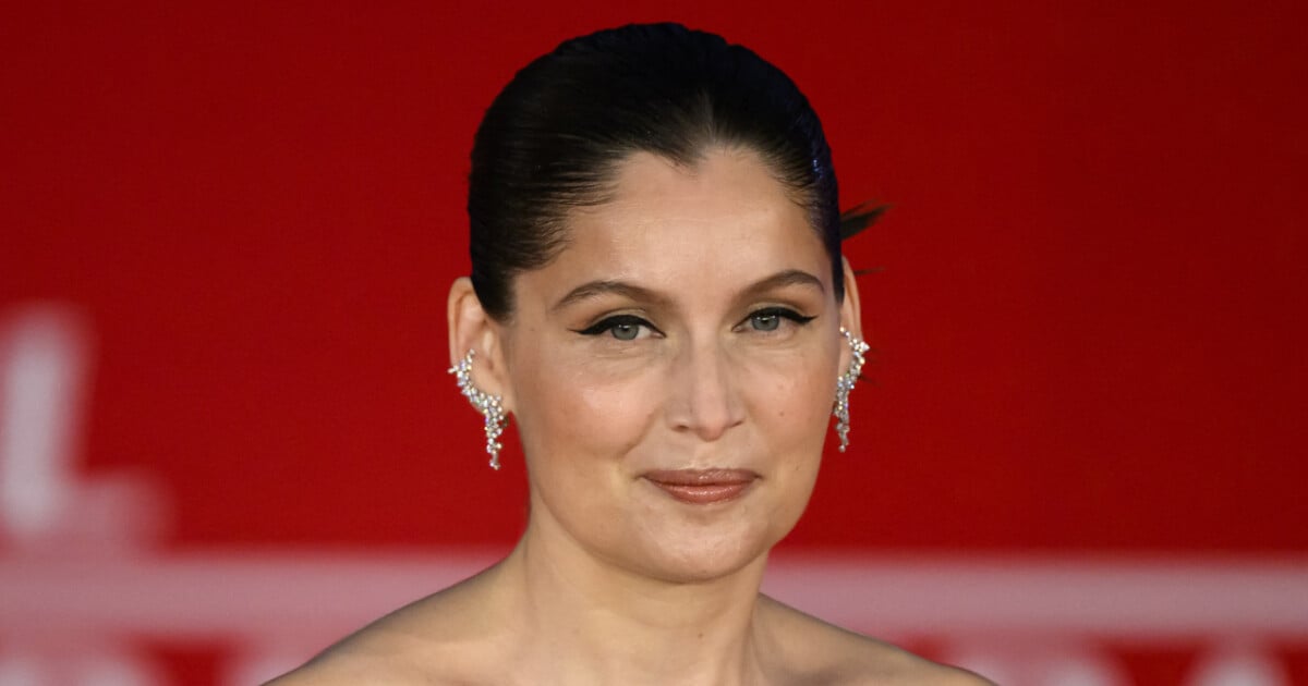 Laetitia Casta divine à Rome en robe asymétrique, elle retrouve un ex sur le tapis rouge !