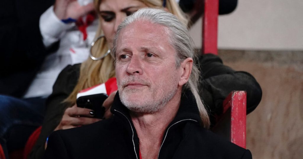 Emmanuel Petit n’a plus vraiment d’espoir : sa fille Zoé a coupé les ponts depuis des années, un dernier message envoyé